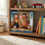 ست عروسک وودی و اسب بولزای چراغ‌دار و موزیکال کد5580 - تصویر 2